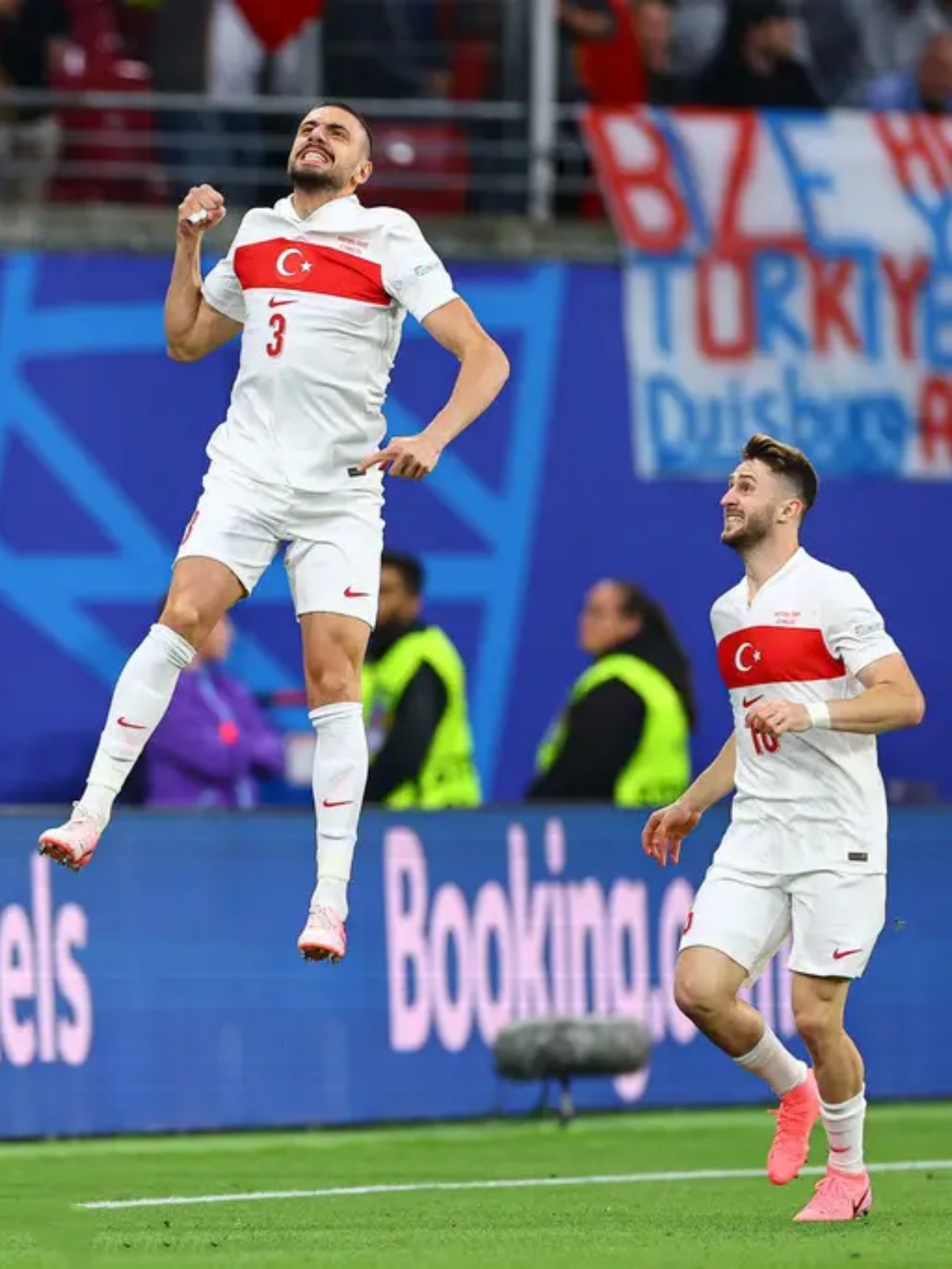 熊猫直播APP-荷兰队在激烈对决中取得胜利，晋级八强